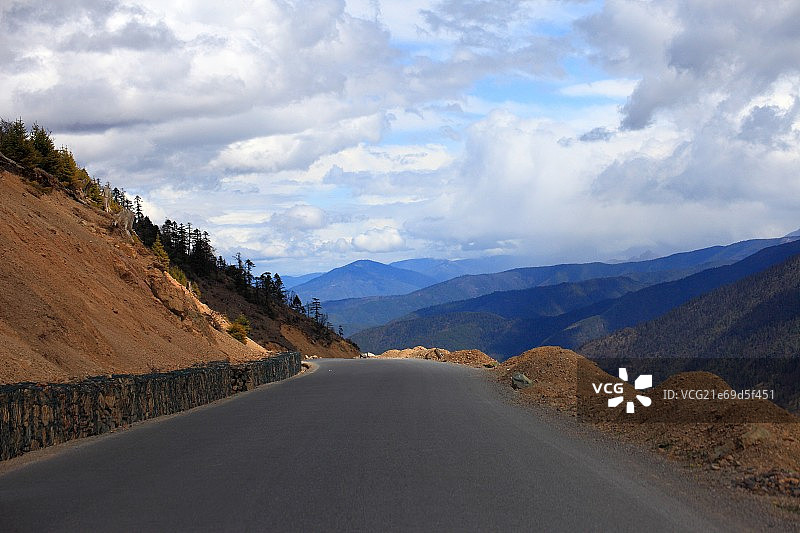 滇藏线峡谷公路图片素材