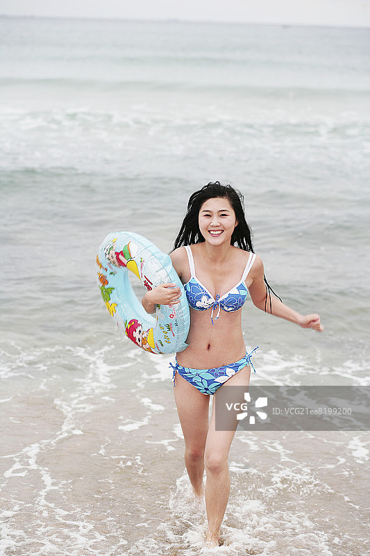 沙滩上的泳装美女图片素材