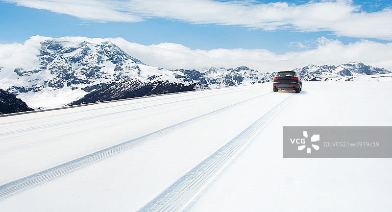 汽车行驶在雪地上图片素材