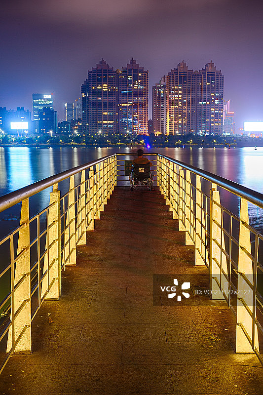 惠州东江观景廊桥与城市夜景图片素材