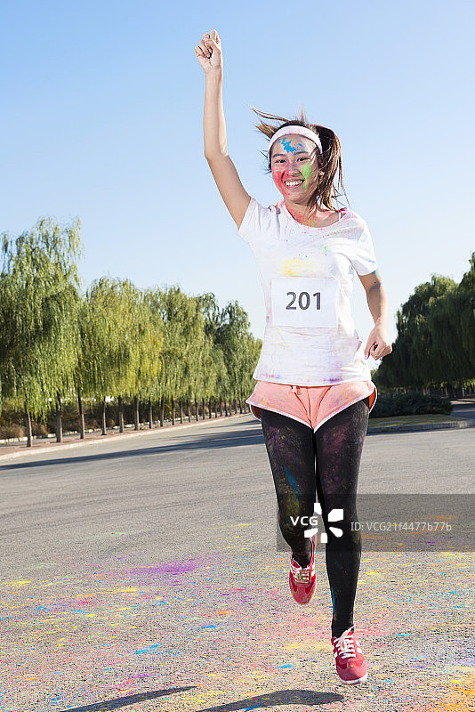 Young woman at The Color Run图片素材