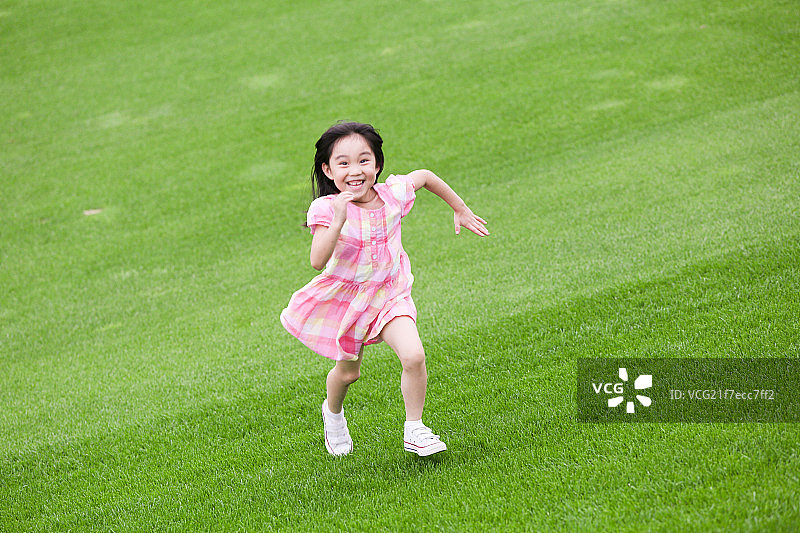 快乐儿童在草地上玩耍图片素材