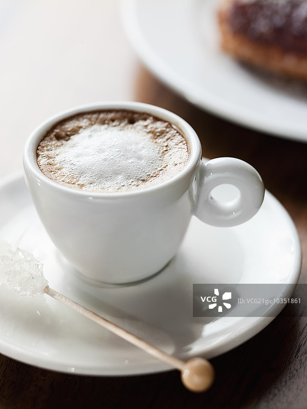 一杯用白色瓷杯盛着的咖啡。泡沫咖啡饮料。图片素材