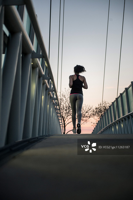 小女孩在桥上跑步图片素材