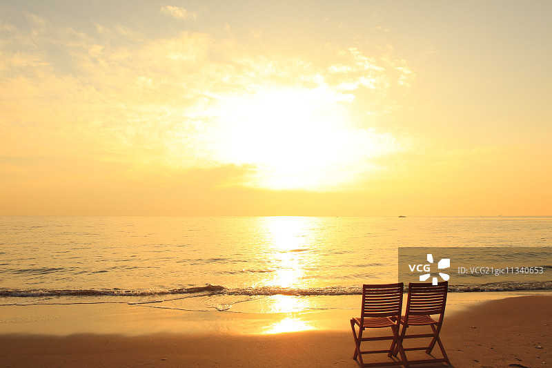 日落时分沙滩上的椅子图片素材