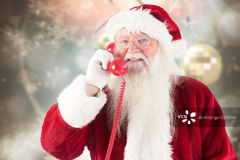 圣诞老人在模糊的圣诞背景下打电话图片素材
