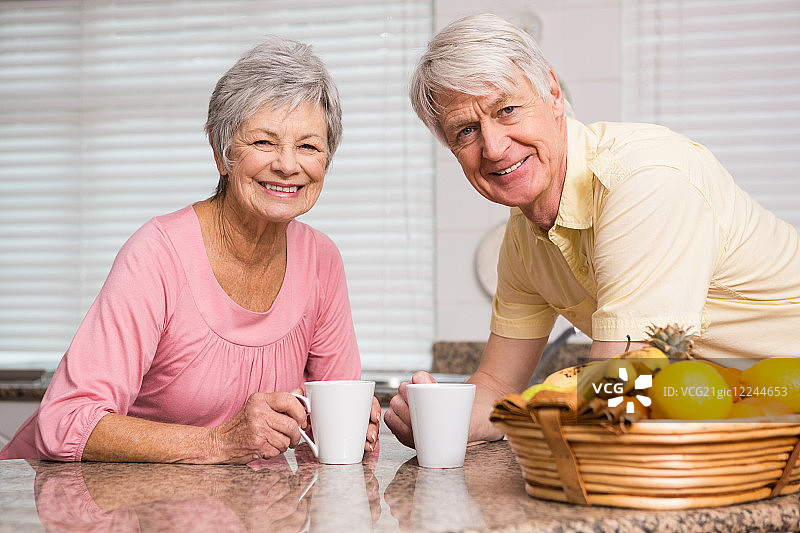 老夫妇在厨房里一起喝咖啡图片素材