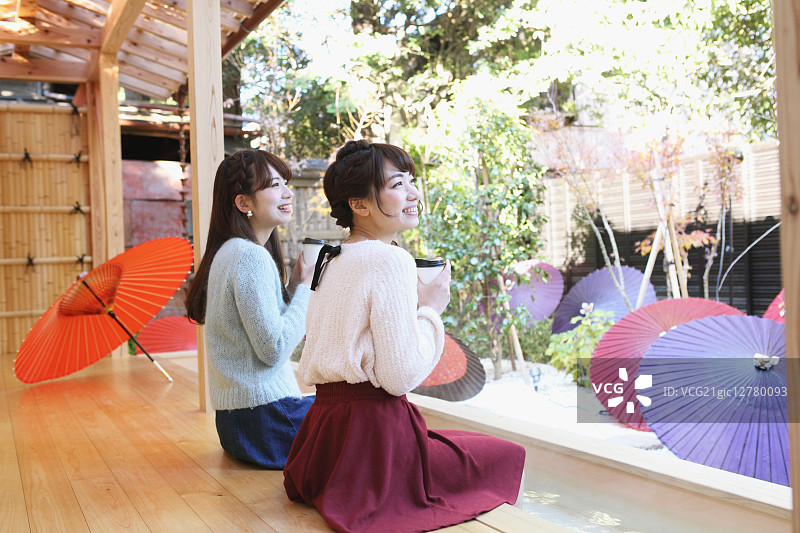 年轻的日本妇女享受足部温泉，川越，日本图片素材
