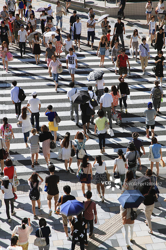 上图是在日本东京原宿散步的人们图片素材