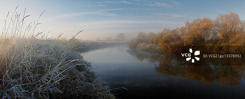河上的雾和日出图片素材