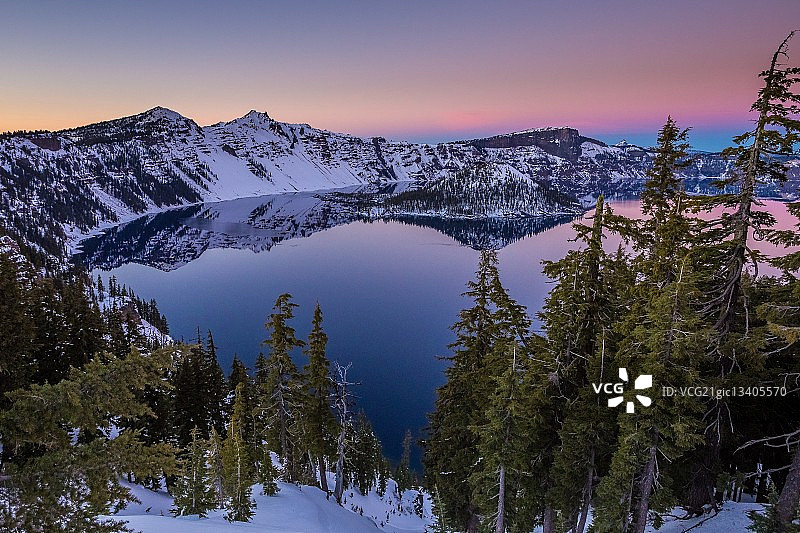 美国俄勒冈州火山口湖上的日落图片素材