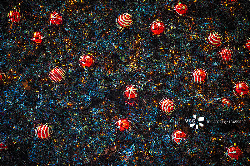 圣诞树上的红色圣诞装饰品图片素材