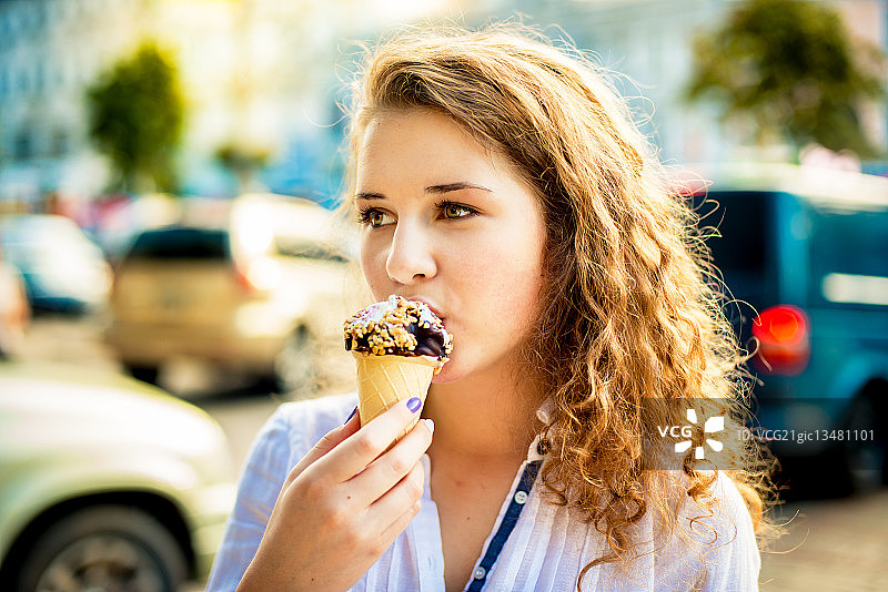 一个女人在吃美味的巧克力冰淇淋图片素材