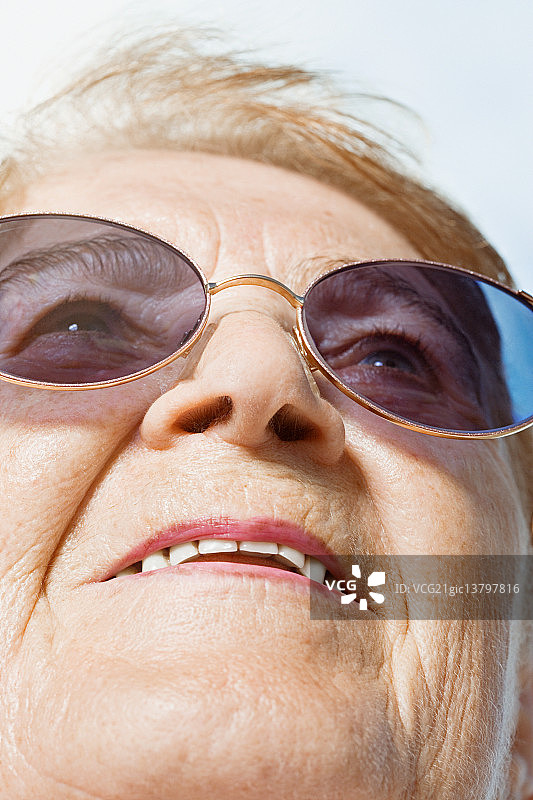 年长的女人抬头看图片素材