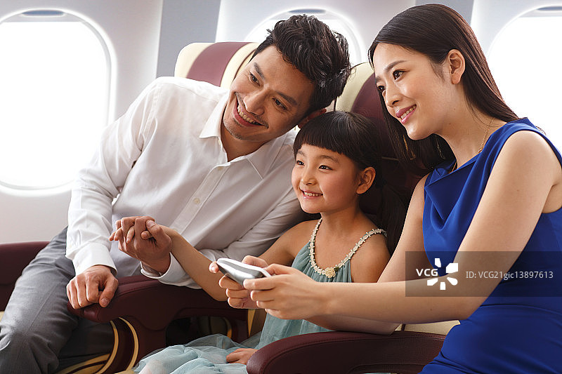 幸福家庭乘飞机出行图片素材