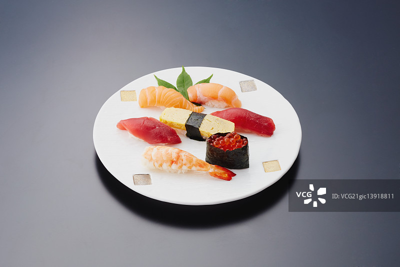 寿司盘在黑色的桌子上图片素材