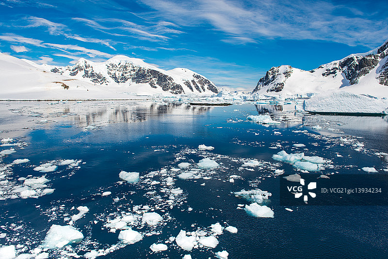 南极的冰上倒影图片素材