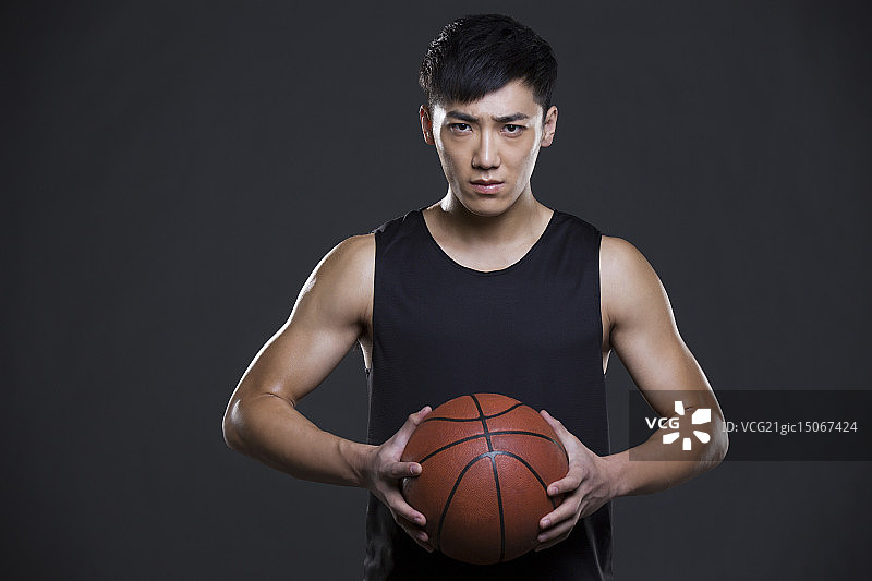 年轻男子拿着一个篮球图片素材