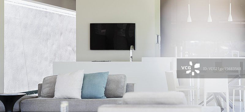 现代客厅里的沙发和电视图片素材