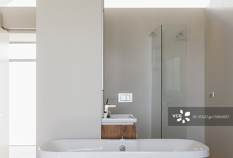 浴缸，淋浴和水槽在现代浴室图片素材