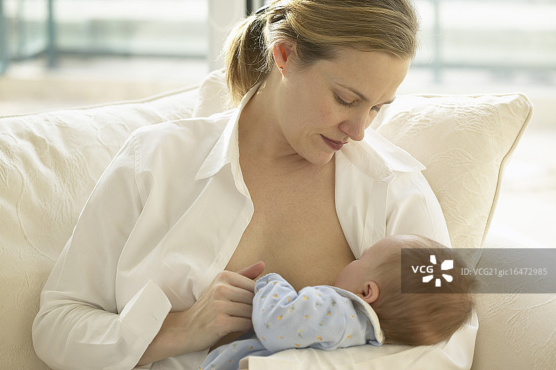 母亲用母乳喂养新生儿图片素材