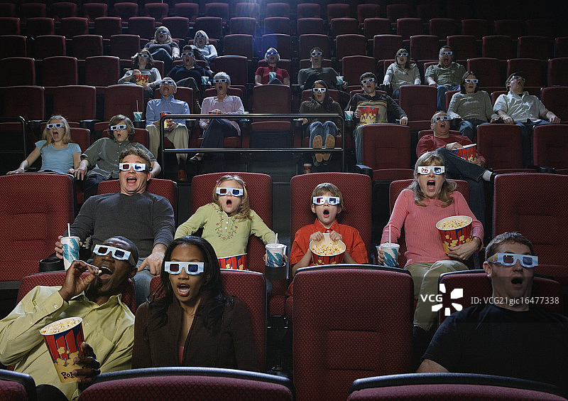 电影院里的人对3d电影的反应图片素材