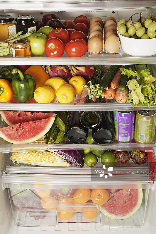 装满水果和蔬菜的冰箱图片素材