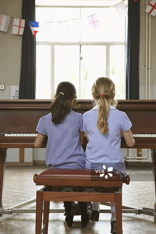 弹奏钢琴的少女图片素材