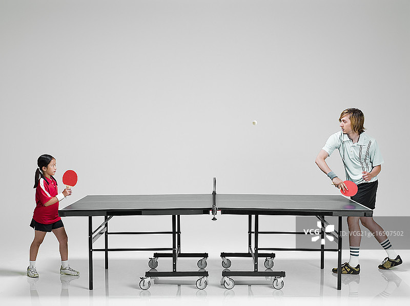 男子与少女打乒乓球图片素材