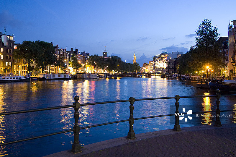 宾嫩-阿姆斯特尔的灯光映在运河里图片素材