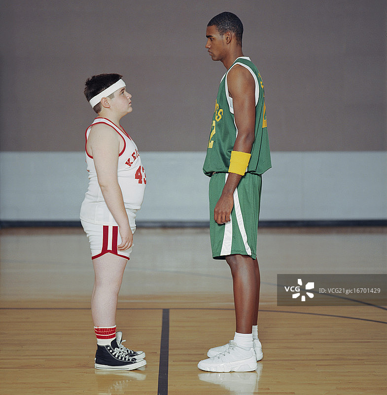 篮球运动员面对更高的对手图片素材