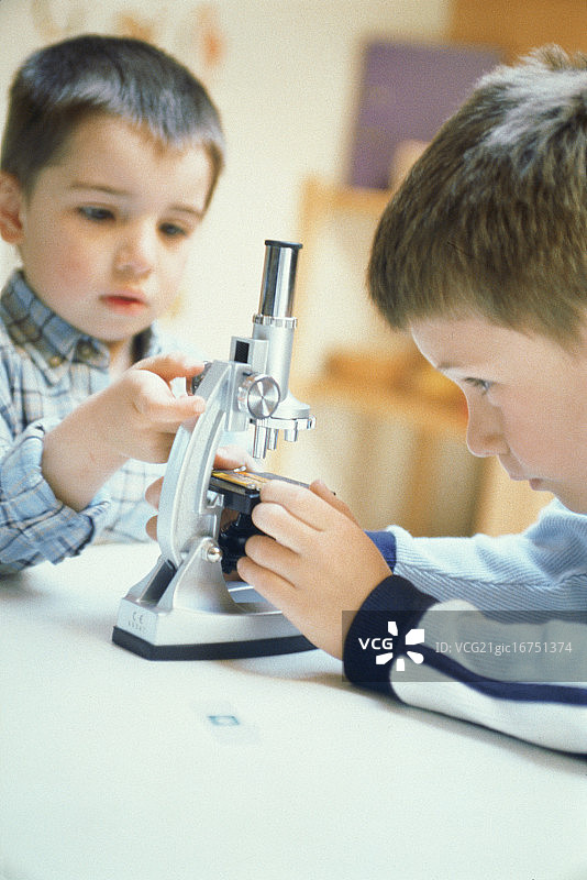 学生在教室里使用显微镜图片素材