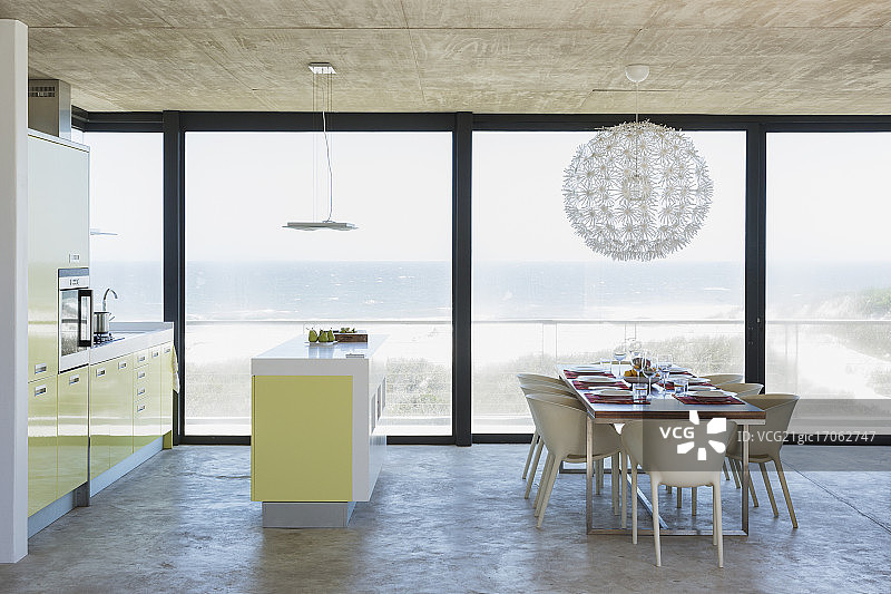 现代餐厅和厨房俯瞰大海图片素材
