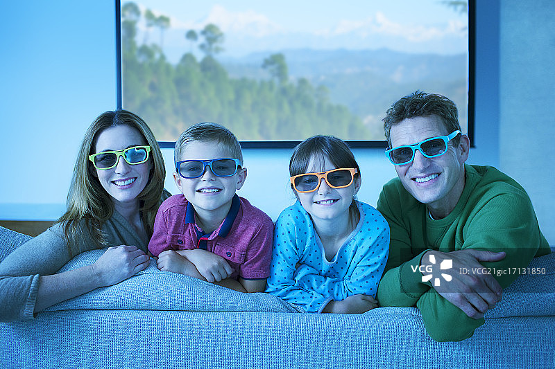 家人在客厅戴着3D眼镜图片素材