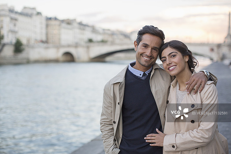 一对情侣在法国巴黎沿着塞纳河散步图片素材