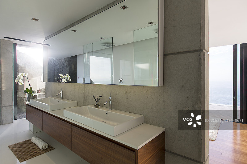 现代浴室中的水池和镜子图片素材