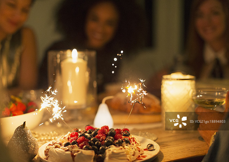 草莓巴芙洛娃上的烟火，甜点，烛光桌上图片素材
