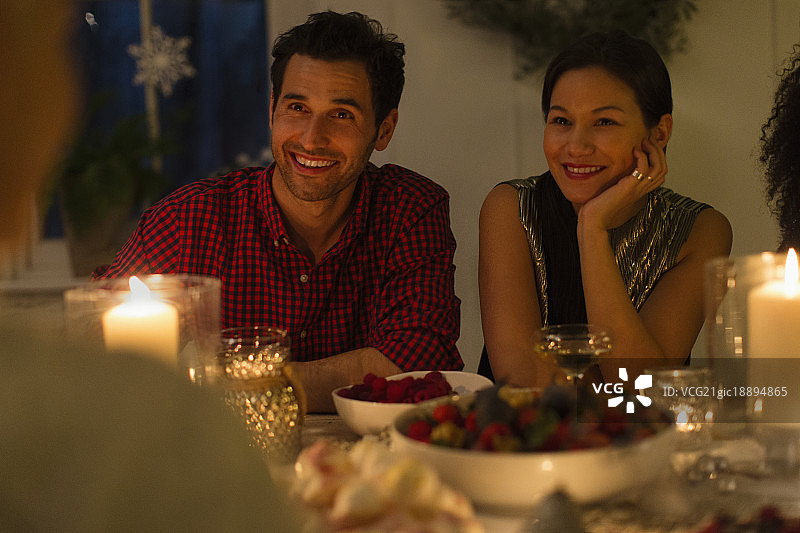 微笑的夫妇享受烛光圣诞晚餐图片素材