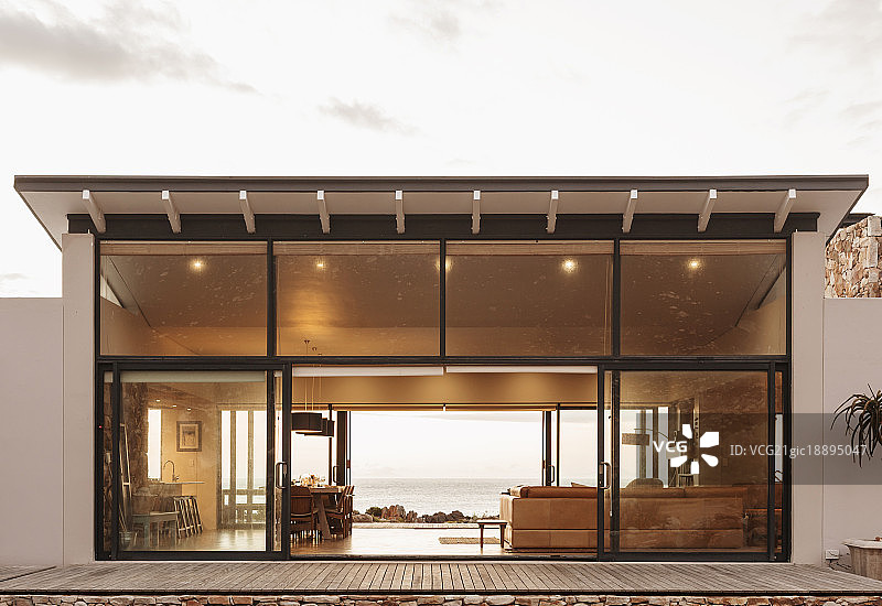 家橱窗外观面向海景图片素材