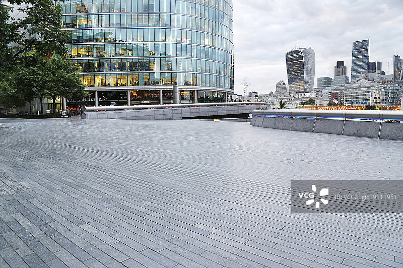 汽车广告背景-伦敦城市建筑背景与地面展示空间图片素材
