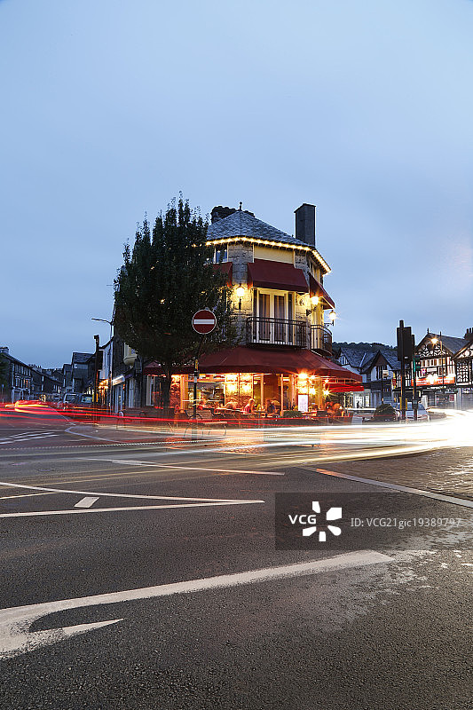汽车广告背景图-欧洲小镇街巷与路面-英格兰湖区温德米尔（Windermere）路面与建筑图片素材