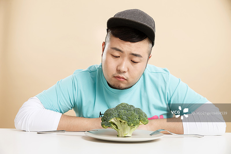 小胖子吃蔬菜图片素材