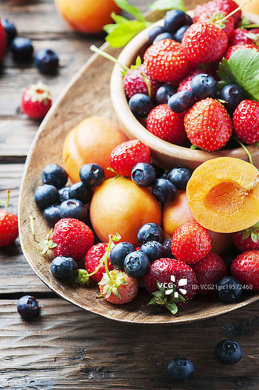 草莓、蓝莓和ap是夏季健康食品的概念图片素材