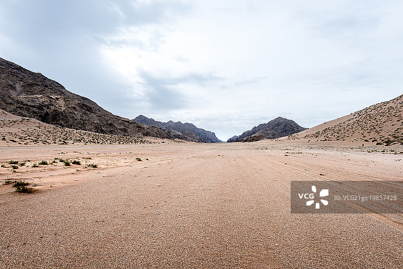 沙漠戈壁越野道路图片素材