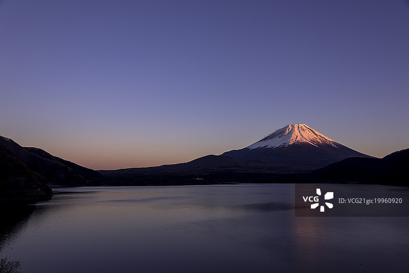 日本山ashi县Fujikawaguchiko镇的元津湖和富士山被阳光照红图片素材