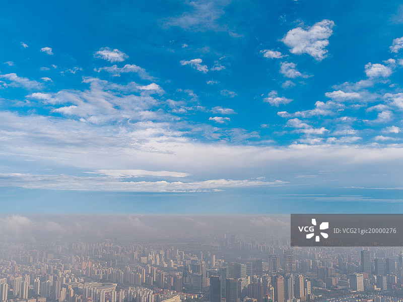 俯瞰雾霾下的上海城区图片素材