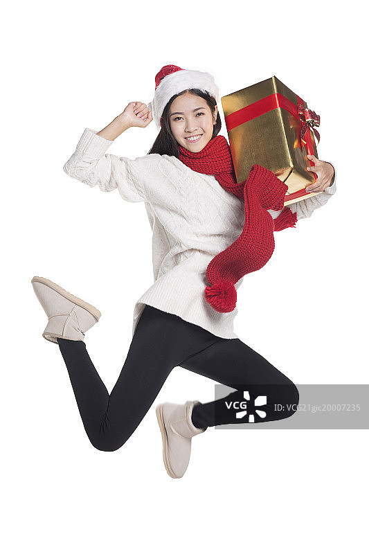 开心的女子拿着圣诞礼物图片素材
