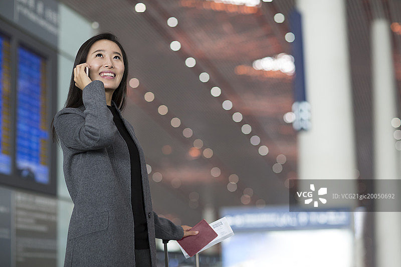 年轻商务女子在机场打电话图片素材
