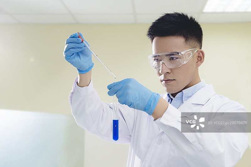 Scientist doing experiment图片素材
