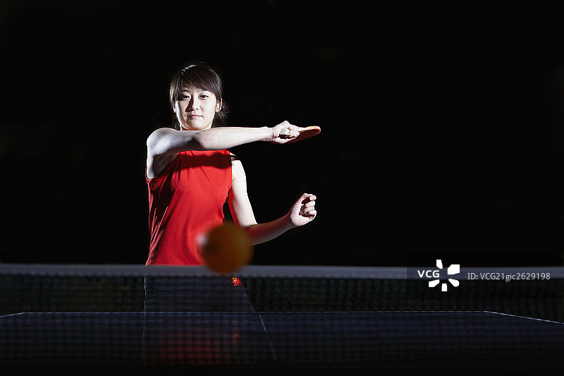 年轻女子打乒乓球图片素材